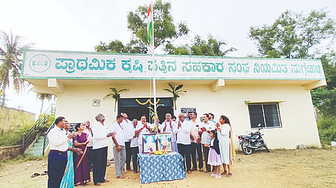  ನುಗ್ಗೇಹಳ್ಳಿ ಹೋಬಳಿ ಕೇಂದ್ರದ ರೈತ ಸಂಪರ್ಕ ಕೇಂದ್ರದಲ್ಲಿ ಆಯೋಜಿಸಿದ  ಸ್ವಾತಂತ್ರ್ಯೋತ್ಸವ ದಲ್ಲ್ಲಿ ಕೃಷಿ ಅಧಿಕಾರಿ ಜೀ.ವಿ.ದಿನೇಶ್ ಧ್ವಜಾರೋಹಣ ನೆರವೇರಿಸಿದರು. ನಟರಾಜ್, ರಾಮಚಂದ್ರು, ಮಹದೇವಮ್ಮ, ವಿಜಿಯಮ್ಮ, ನಾಗರಾಜ್, ಪುಟ್ಟಸ್ವಾಮಿ, ಲಕ್ಷ್ಮಣ್, ವಿಜಯಕುಮಾರ್, ಪ್ರಕಾಶ್ ಇದ್ದರು.
