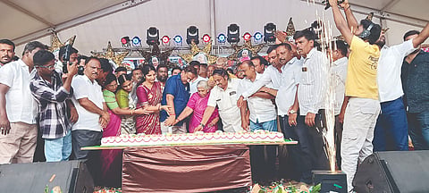 ಶ್ರೀರಂಗಪಟ್ಟಣ ತಾಲೂಕಿನ ಅರಕೆರೆ ಗ್ರಾಮದ ಮೈದಾನದಲ್ಲಿ ಭಾನುವಾರ ಮಾಜಿ ಶಾಸಕಿ ವಿಜಯಲಕ್ಷ್ಮಮ್ಮ ಬಂಡಿಸಿದ್ದೇಗೌಡರ 80ನೇ ವರ್ಷದ ಹುಟ್ಟುಹಬ್ಬದ ಅಭಿನಂದನಾ ಕಾರ್ಯಕ್ರಮದಲ್ಲಿ 80 ಕೆ.ಜಿ. ಕೇಕ್ ಕತ್ತರಿಸಿ ಹುಟ್ಟುಹಬ್ಬ ಆಚರಿಸಲಾಯಿತು.