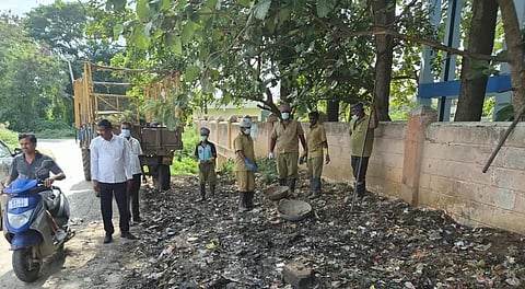 ಆನೇಕಲ್​ ತಾಲೂಕಿನ ಹಾರಗದ್ದೆ ಗ್ರಾಮದ ಸಾರ್ವಜನಿಕ ಆಸ್ಪತ್ರೆ ಹಾಗೂ ಗ್ರಾಮದ ವಿವಿಧೆಡೆ ಸಂಗ್ರಹವಾಗಿದ್ದ ತ್ಯಾಜ್ಯವನ್ನು ಗ್ರಾಪಂ ಸಿಬ್ಬಂದಿ ಟ್ರಾ$್ಯಕ್ಟರ್​ನಲ್ಲಿ ವಿಲೇವಾರಿ ಮಾಡಿದರು.  