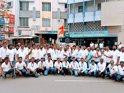 ವಿಶ್ವ ಛಾಯಾಗ್ರಾಹಕರ ದಿನಾಚರಣೆ ಹಿನ್ನೆಲೆಯಲ್ಲಿಯಲ್ಲಿ ಅರಸೀಕೆರೆ ನಗರದ ಬಸವೇಶ್ವರ ವೃತ್ತದಲ್ಲಿ ಸಂಘದ ಸದಸ್ಯರು ಪಾಲ್ಗೊಂಡಿದ್ದರು. ಜಗದೀಶ್, ಅರುಣ್ ಕುಮಾರ್,ಧನಂಜಯ್. ಜಯರಾಮ್,ಭೈರೇಶ್, ಯೋಗೀಶ್, ಅಶೋಕ್ ಚೇತನ್,ವಿಜಯ್ ಕುಮಾರ್, ವಿರುಪಾಕ್ಷ ಇತರರಿದ್ದಾರೆ. 