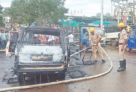 ಹುಣಸೂರಿನ ಹೆದ್ದಾರಿಯಲ್ಲಿ ಹೊತ್ತಿ ಉರಿಯುತ್ತಿದ್ದ ಮಾರುತಿ ವ್ಯಾನ್‌ನ ಬೆಂಕಿಯನ್ನು ನಂದಿಸುತ್ತಿರುವ ಅಗ್ನಿಶಾಮಕ ದಳದ ಸಿಬ್ಬಂದಿ. 