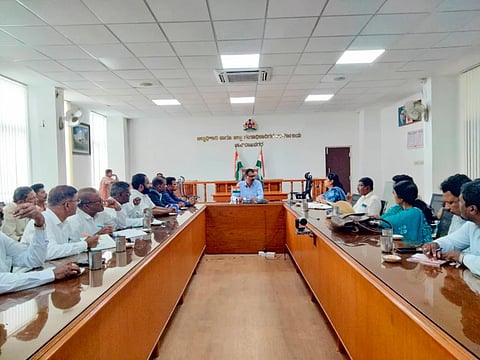 ನಗರದ ಜಿಲ್ಲಾಧಿಕಾರಿ ಕಚೇರಿ ಸಭಾಂಗಣದಲ್ಲಿಂದು ಜಿಲ್ಲೆಯಲ್ಲಿ ರಾಷ್ಟ್ರೀಯ ಕ್ರೀಡಾ ದಿನಾಚರಣೆ ಹಾಗೂ ದಸರಾ ಕ್ರೀಡಾಕೂಟಗಳನ್ನು ಏರ್ಪಡಿಸುವ ಸಂಬಂಧ ನಡೆದ ಪೂರ್ವಭಾವಿ ಸಭೆಯ ಅಧ್ಯಕ್ಷತೆ ವಹಿಸಿ ಅವರು ಮಾತನಾಡಿದರು.