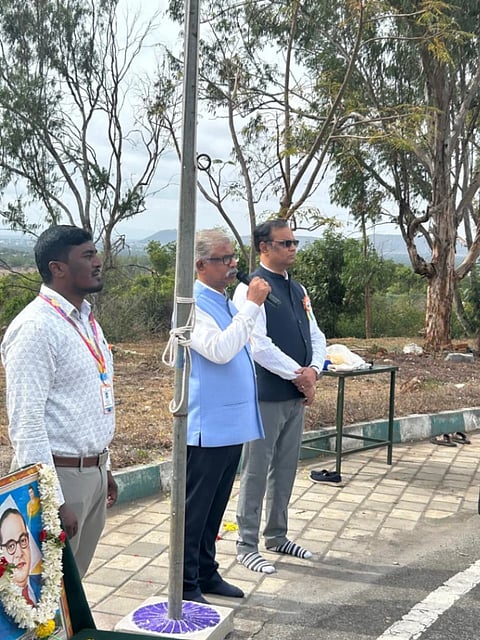 ನಗರದ ಹೊರವಲಯದಲ್ಲಿರುವ ಚಾಮರಾಜನಗರ ವಿಶ್ವವಿದ್ಯಾಲಯದ ಅವರಣದಲ್ಲಿಂದು ಆಯೋಜಿಸಲಾಗಿದ್ದ 80ನೇ ಸ್ವಾತಂತ್ರ್ಯ ದಿನಾಚರಣೆ ಕಾರ್ಯಕ್ರಮದ ಧ್ವಜಾರೋಹಣ ನೆರವೇರಿಸಿ ಬಳಿಕ ಕಾರ್ಯಕ್ರಮವನ್ನು ಉದ್ದೇಶೀಸಿ ಅವರು ಮಾತನಾಡಿದರು.
