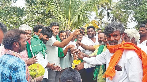 ಪಾಂಡವಪುರ ತಾಲೂಕಿನ ಡಿಂಕಾ ಗ್ರಾಪಂ ವ್ಯಾಪ್ತಿಯ ವಿವಿಧ ಅಭಿವೃದ್ಧಿ ಕಾಮಗಾರಿಗಳಿಗೆ ಶಾಸಕ ದರ್ಶನ್ ಪುಟ್ಟಣ್ಣಯ್ಯ ಭೂಮಿ ಪೂಜೆ ನೆರವೇರಿಸಿದರು.ಗ್ರಾಪಂ ವ್ಯಾಪ್ತಿಯ ಮುಖಂಡರಾದ ರೇವಣ್ಣ, ಸ್ವಾಮಿಗೌಡ, ಗುರುದತ್ತ ರೈತಸಂಘ ತಾಲೂಕು ಅಧ್ಯಕ್ಷ ವೈ.ಪಿ.ಮಂಜು, ರಘು ಇತರರು ಇದ್ದರು.