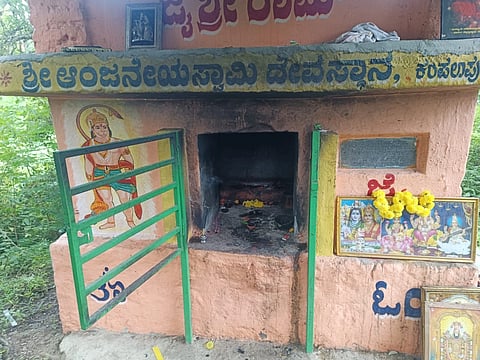 ಕಂಪಲಾಪುರ: ಗ್ರಾಮದ  ಕಂಬಿ ಬೋರೆ ಅರಣ್ಯ ವಲಯದ ಒದ್ಲಿ ಆಂಜನೇಯ ಸ್ವಾಮಿ ಗುಡಿಯಲ್ಲಿದ್ದ ವಿಗ್ರಹವನ್ನು ದುಷ್ಕರ್ಮಿಗಳು ಇತ್ತೀಚೆಗೆ ಕಳವು ಮಾಡಿದ್ದಾರೆ.