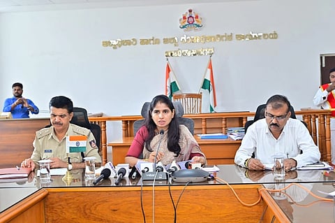 ನಗರದ ಜಿಲ್ಲಾಧಿಕಾರಿ ಕಚೇರಿ ಸಭಾಂಗಣದಲ್ಲಿಂದು ಜಿಲ್ಲಾಧಿಕಾರಿ ಶ್ರೀರೂಪ ಅವರ ನೇತೃತ್ವದಲ್ಲಿ ನಡೆದ ಫೋನ್ ಇನ್ ಕಾರ್ಯಕ್ರಮದಲ್ಲಿ ಸಾರ್ವಜನಿಕರು ನಾನಾ ಭಾಗದಿಂದ ಕರೆ ಮಾಡಿ ಮೂಲಸೌಕರ್ಯಗಳ ಕೊರತೆ, ಕೆಎಸ್.ಆರ್.ಟಿಸಿ ಬಸ್ಸುಗಳ ವ್ಯವಸ್ಥೆ ಸೇರಿದಂತೆ ಹಲವು ಕುಂದು ಕೊರತೆ ಸಮಸ್ಯೆಗಳ ಬಗ್ಗೆ ಹೇಳಿಕೊಂಡರು.