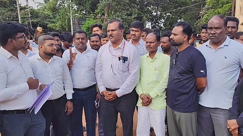 ಆನೇಕಲ್​ ಫುಟ್​ಬಾಲ್ ಕ್ರೀಡಾಂಗಣದಲ್ಲಿ ಓವರ್​ಹೆಡ್​ ಟ್ಯಾಂಕ್​ ನಿರ್ಮಾಣ ವಿರೋಧಿಸಿ ಪ್ರತಿಭಟನೆಗೆ ಮುಂದಾಗಿದ್ದ ಸ್ಥಳಿಯರೊಂದಿಗೆ ಬಿಇಒ ಗುರುಮೂರ್ತಿ ಸ್ಥಳ ಪರಿಶೀಲನೆ ನಡೆಸಿದರು.