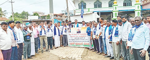 ಉತ್ತರಾಖಂಡದಲ್ಲಿ ಎಐಸಿಸಿ ಅಧ್ಯಕ್ಷ ಮಲ್ಲಿಕಾರ್ಜುನ ಖರ್ಗೆ ಅವರು ಭಾಷಣ ಮಾಡಿದ ಸ್ಥಳವನ್ನು ಶುದ್ಧೀಕರಣ ಮಾಡಿದ ಘಟನೆ ಖಂಡಿಸಿ ಆಲೂರು ತಾಲೂಕಿನ ದಲಿತಪರ ಸಂಘಟನೆಯಿಂದ ಪ್ರತಿಭಟನೆ ನಡೆಸಿ ಸರ್ಕಾರಕ್ಕೆ ತಾಲೂಕು ದಂಡಾಧಿಕಾರಿ ಮೂಲಕ ಮನವಿ ಸಲ್ಲಿಸಲಾಯಿತು.