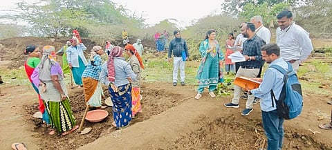 ಗುಂಡ್ಲುಪೇಟೆ ತಾಲೂಕಿನಲ್ಲಿ ಬರ ಅಧ್ಯಯನ ಮಾಡಿದ ಸಚಿವ ಸಿ.ಪುಟ್ಟರಂಗಶೆಟ್ಟಿ