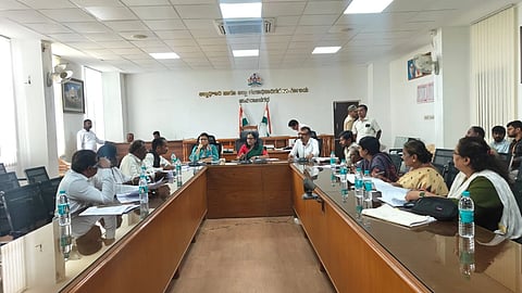 ನಗರದ ಜಿಲ್ಲಾಧಿಕಾರಿ ಕಚೇರಿ ಸಭಾಂಗಣದಲ್ಲಿಂದು ಮತದಾರರ ಪಟ್ಟಿ ವಿಶೇಷ ಸಮಗ್ರ ಪರಿಷ್ಕರಣೆ ಸಂಬಂಧ ಕೈಗೊಳ್ಳಲಾಗಿರುವ ಪ್ರಕ್ರಿಯೆ ಕುರಿತು ಚರ್ಚಿಸಿದರು. 