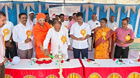 ನಗರದ ಡಾ. ಬಿ.ಆರ್. ಅಂಬೇಡ್ಕರ್ ಜಿಲ್ಲಾ ಕ್ರೀಡಾಂಗಣದಲ್ಲಿಂದು ಶಾಲಾ ಶಿಕ್ಷಣ ಇಲಾಖೆ (ಪದವಿ ಪೂರ್ವ), ಮರಿಯಾಲದ ಶ್ರೀ ಮುರುಘರಾಜೇಂದ್ರಸ್ವಾಮಿ ಸಂಯುಕ್ತ ಪದವಿ ಪೂರ್ವ ಕಾಲೇಜು ಆಶ್ರಯದಲ್ಲಿ ಹಮ್ಮಿಕೊಳ್ಳಲಾಗಿದ್ದ ಚಾಮರಾಜನಗರ ತಾಲೂಕು ಮಟ್ಟದ ಶಾಲಾ ಶಿಕ್ಷಣ (ಪದವಿ ಪೂರ್ವ) ಕಾಲೇಜುಗಳ ಕ್ರೀಡಾಕೂಟ ಉದ್ಘಾಟಿಸಿ ಅವರು ಮಾತನಾಡಿದರು.