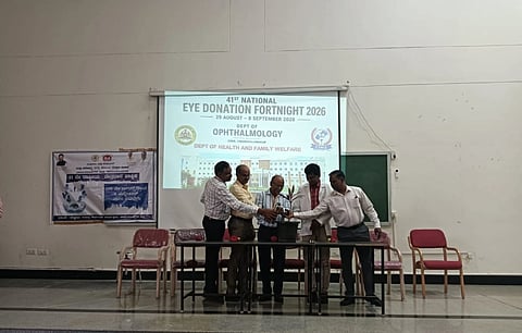 ಚಾಮರಾಜನಗರ ವೈದ್ಯಕೀಯ ವಿಜ್ಞಾನಗಳ ಸಂಸ್ಥೆಯ ಸಭಾಂಗಣದಲ್ಲಿಂದು ಜಿಲ್ಲಾಡಳಿತ, ಜಿಲ್ಲಾ ಪಂಚಾಯತ್, ಚಾಮರಾಜನಗರ ವೈದ್ಯಕೀಯ ವಿಜ್ಞಾನಗಳ ಸಂಸ್ಥೆ ಮತ್ತು ಜಿಲ್ಲಾ ಆರೋಗ್ಯ ಮತ್ತು ಕುಟುಂಬ ಕಲ್ಯಾಣ ಇಲಾಖೆಯ ಸಹಯೋಗದೊಂದಿಗೆ ರಾಷ್ಟ್ರೀಯ ನೇತ್ರದಾನ ಪಾಕ್ಷಿಕ ಆಚರಣೆ ಹಿನ್ನೆಲೆಯಲ್ಲಿ ವೈದ್ಯಕೀಯ ವಿದ್ಯಾರ್ಥಿಗಳಿಗೆ ಹಮ್ಮಿಕೊಳ್ಳಲಾಗಿದ್ದ ವಿಚಾರ ಸಂಕಿರಣ ಉದ್ಘಾಟಿಸಿ ಅವರು ಮಾತನಾಡಿದರು. 