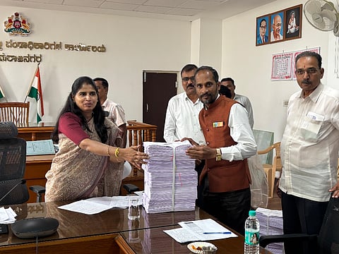 ಚಾಮರಾಜನಗರ ಜಿಲ್ಲಾಧಿಕಾರಿ ಶ್ರೀರೂಪಾ  ಅವರು ಮತದಾರರ ಪಟ್ಟಿ ವಿತರಣೆ ಮಾಡಿದರು.