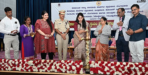ನಗರದ ವರನಟ ಡಾ. ರಾಜ್ ಕುಮಾರ್ ಜಿಲ್ಲಾ ರಂಗಮಂದಿರದಲ್ಲಿಂದು ರಾಜ್ಯ ಹಾಗೂ ಜಿಲ್ಲಾ ಕಾನೂನು ಸೇವೆಗಳ ಪ್ರಾಧಿಕಾರ, ಜಿಲ್ಲಾಡಳಿತ, ಪೆÇಲೀಸ್ ಇಲಾಖೆ, ಬೆಂಗಳೂರು ಔಟ್ಲಾಡ್ ಇಂಡಿಯಾ ಫೌಂಡೇಶನ್ ಹಾಗೂ ಯಳಂದೂರು, ಕೊಳ್ಳೇಗಾಲ, ಗುಂಡ್ಲುಪೇಟೆ ತಾಲ್ಲೂಕು ಕಾನೂನು ಸೇವೆಗಳ ಸಮಿತಿ ಸಹಯೋಗದಲ್ಲಿ 2025-26ನೇ ಸಾಲಿನ ಹೊಸ ಅರೆಕಾಲಿಕ ಕಾನೂನು ಸ್ವಯಂ ಸೇವಕರಿಗೆ ಹಮ್ಮಿಕೊಳ್ಳಲಾಗಿದ್ದ ಎರಡು ದಿನಗಳ ತರಬೇತಿ ಕಾರ್ಯಕ್ರಮ ಉದ್ಘಾಟಿಸಿ ಅವರು ಮಾತನಾಡಿದರು.