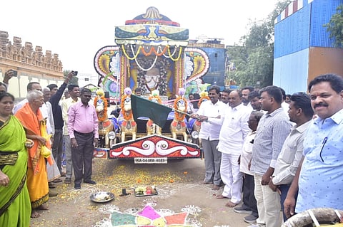 ನಗರದ ವರನಟ ಡಾ. ರಾಜ್ ಕುಮಾರ್ ಜಿಲ್ಲಾ ರಂಗಮಂದಿರದಲ್ಲಿಂದು ಜಿಲ್ಲಾಡಳಿತ, ಜಿಲ್ಲಾ ಪಂಚಾಯತ್, ನಗರಸಭೆ ಹಾಗೂ ಹಿಂದುಳಿದ ವರ್ಗಗಳ ಕಲ್ಯಾಣ ಇಲಾಖೆ ಸಹಯೋಗದಲ್ಲಿ ಹಮ್ಮಿಕೊಳ್ಳಲಾಗಿದ್ದ ಸಾಮಾಜಿಕ ಕ್ರಾಂತಿಯ ಹರಿಕಾರ, ಹಿಂದುಳಿದ ವರ್ಗಗಳ ನೇತಾರ, ದೀನ ದಲಿತರ ಧೀಮಂತ ನಾಯಕ ಹಾಗೂ ಕರ್ನಾಟಕ ರಾಜ್ಯದ ಮಾಜಿ ಮುಖ್ಯಮಂತ್ರಿಗಳಾದ ಡಿ. ದೇವರಾಜ ಅರಸು ಅವರ 111ನೇ ಜನ್ಮ ದಿನಾಚರಣೆ ಕಾರ್ಯಕ್ರಮ ಉದ್ಘಾಟಿಸಿ ಅವರು ಮಾತನಾಡಿದರು. 