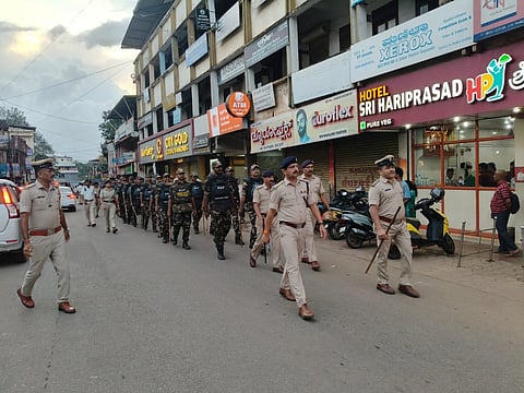  ಪುತ್ತೂರು ನಗರ ಠಾಣಾ ವ್ಯಾಪ್ತಿಯಲ್ಲಿ ಪೊಲೀಸರು ಪಥಸಂಚಲನ ನಡೆಸಿದರು.