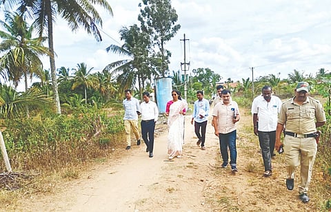 ಬೊಮ್ಮನಾಯಕನಹಳ್ಳಿ ಗ್ರಾಮಕ್ಕೆ ಜಿಲ್ಲಾಧಿಕಾರಿ ಡಾ.ಕುಮಾರ ಹಾಗೂ ಜಿಪಂ ಸಿಇಒ ಕೆ.ಆರ್.ನಂದಿನಿ ಭೇಟಿ ನೀಡಿ ಕುಡಿಯುವ ನೀರಿನ ಸಮಸ್ಯೆ ಕುರಿತು ಅಧಿಕಾರಿಗಳಿಂದ ಮಾಹಿತಿ ಪಡೆದರು.