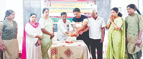 ಅರಸೀಕೆರೆ ನಗರದ ಬಾಲಕಿಯರ ಪ್ರೌಢಶಾಲೆಯಲ್ಲಿ ಹಮ್ಮಿಕೊಂಡಿದ್ದ ಸ್ವಾಸ್ಥ್ಯ ಸಂಕಲ್ಪ ಕಾರ್ಯಕ್ರಮವನ್ನು ಗಣ್ಯರು ಉದ್ಘಾಟಿಸಿದರು. ಸುಬ್ರಹ್ಮಣ್ಯ, ಪಾಲಾಕ್ಷ, ನಯನಾ, ಚಂದ್ರಕಲಾ ಇತರರಿದ್ದರು.