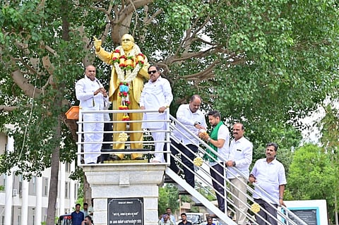 ಉಪಮುಖ್ಯಂಮತ್ರಿಗಳು ಜಿಲ್ಲಾಡಳಿತ ಭವನದ ಆವರಣದಲ್ಲಿರುವ ಡಾ. ಬಿ.ಆರ್. ಅಂಬೇಡ್ಕರ್ ಹಾಗೂ ಬಸವೇಶ್ವರರ ಪುತ್ಥಳಿಗೆ ಮಾಲಾರ್ಪಣೆ ಮಾಡಿ ಗೌರವ ಸಲ್ಲಿಸಿದರು. 