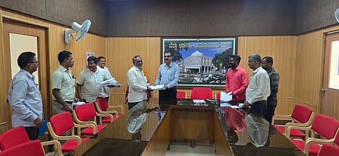 ನಗರದ ಜಿಲ್ಲಾಧಿಕಾರಿಗಳ ಕಚೇರಿಯ ಕೆಸ್ವಾನ್ ಸಭಾಂಗಣದಲ್ಲಿ ಮತದಾರರ ಪಟ್ಟಿ ವಿಶೇಷ ಸಮಗ್ರ ಪರಿಷ್ಕರಣೆ ಕುರಿತು ಸಲ್ಲಿಕೆಯಾಗಿರುವ ಹಕ್ಕು ಆಕ್ಷೇಪಣೆಗಳ ಸಂಬಂಧ ನಡೆದ ರಾಷ್ಟ್ರೀಯ ಮತ್ತು ರಾಜಕೀಯ ಪಕ್ಷಗಳ ಸಭೆಯಲ್ಲಿ ಹೆಚ್ಚುವರಿ ಜಿಲ್ಲಾಧಿಕಾರಿಗಳು ಈ ವಿವರ ನೀಡಿದರು. 