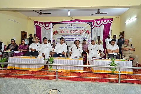 ಜಿಲ್ಲಾಧಿಕಾರಿಗಳ ಪಿಡಿ ಖಾತೆಯಲ್ಲಿ ಖಾತೆಯಲ್ಲಿ ಸಾಕಷ್ಟು ಹಣವಿದೆ. ಈ ಅನುದಾನವನ್ನು ಸರ್ಕಾರದ ಮಾರ್ಗಸೂಚಿಯಂತೆ ಕುಡಿಯುವ ನೀರು ಮತ್ತು ಇತರೆ ತುರ್ತು ಪರಿಹಾರ ಕಾರ್ಯಗಳಿಗೆ ತಕ್ಷಣವೇ ಬಳಸಿ. ಅನುದಾನಕ್ಕಾಗಿ ಕಾಯುವ ನೆಪವೊಡ್ಡಿ ಪರಿಹಾರ ಕಾರ್ಯ ವಿಳಂಬ ಮಾಡಬೇಡಿ ಎಂದು ಉಪ ಮುಖ್ಯಮಂತ್ರಿಗಳು ಹಾಗೂ ಕಂದಾಯ ಸಚಿವರಾದ ಡಾ.ಜಿ.ಪರಮೇಶ್ವರ ಅವರು ಅಧಿಕಾರಿಗಳಿಗೆ ಸೂಚಿಸಿದರು. 