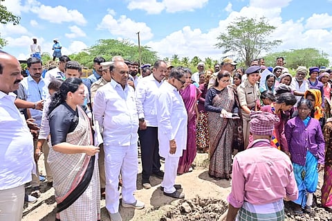 ಚಾಮರಾಜನಗರ ಜಿಲ್ಲೆಯ ಐದು ತಾಲ್ಲೂಕುಗಳು ತೀವ್ರ ಬರಪೀಡಿತ ಎಂದು ಘೋಷಣೆಯಾಗಿರುವ ಹಿನ್ನೆಲೆಯಲ್ಲಿ ಕುಡಿಯುವ ನೀರಿನ ಲಭ್ಯತೆ, ಜಾನುವಾರುಗಳಿಗೆ ಮೇವು ಲಭ್ಯತೆ, ಜನರಿಗೆ ಉದ್ಯೋಗ ನೀಡುವುದು ಸೇರಿದಂತೆ ವಿವಿಧ ವಿಷಯಗಳ ಕುರಿತು ಅಧಿಕಾರಿಗಳಿಂದ ಮಾಹಿತಿ ಪಡೆದರು. ಬಳಿಕ ಜನರಿಗೆ ಯಾವುದೇ ಸಮಸ್ಯೆಯಾಗದಂತೆ ಅಗತ್ಯ ಮುನ್ನೆಚ್ಚರಿಕಾ ಕ್ರಮ ವಹಿಸಿ ಬರ ಪರಿಸ್ಥಿತಿಯನ್ನು ಸಮರ್ಥವಾಗಿ ಎದುರಿಸುವ ನಿಟ್ಟಿನಲ್ಲಿ ಅಧಿಕಾರಿಗಳಿಗೆ ಅಗತ್ಯ ಸೂಚನೆಗಳನ್ನು ನೀಡಿದರು.