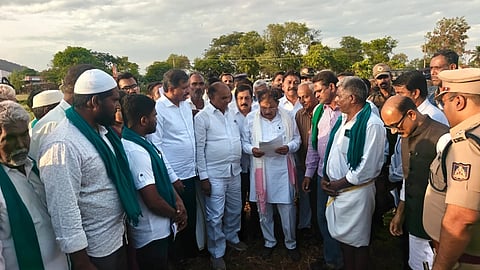 ಉಪಮುಖ್ಯಮಂತ್ರಿಗಳಾದ ಡಾ. ಜಿ. ಪರಮೇಶ್ವರ ಅವರು ಇಂದು ಜಿಲ್ಲೆಯ ಗುಂಡ್ಲುಪೇಟೆ, ಚಾಮರಾಜನಗರ,  ಹನೂರು ತಾಲೂಕುಗಳ ಬರಪೀಡಿತ ಪ್ರದೇಶಗಳಿಗೆ ಭೇಟಿ ನೀಡಿ ಪರಿಶೀಲನೆ ನಡೆಸಿದರು. 