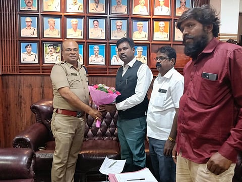 ನಗರದ ಜಿಲ್ಲಾ ಪೊಲೀಸ್ ವರಿಷ್ಠಾಧಿಕಾರಿಗಳ ಕಚೇರಿಯಲ್ಲಿಂದು ಜಿಲ್ಲಾ ಪೊಲೀಸ್ ವರಿಷ್ಠಾಧಿಕಾರಿಗಳ ಕಚೇರಿ ಹಾಗೂ ಜಿಲ್ಲೆಯ ಪೊಲೀಸ್ ಠಾಣೆಗಳಲ್ಲಿ ಕಾರ್ಯನಿರ್ವಹಿಸುತ್ತಿರುವ ಸ್ವಚ್ಚತಾ ಕಾರ್ಮಿಕ ಸೇವೆ ಸಂಬಂಧ ಅಧಿಕಾರಿಗಳೊಂದಿಗೆ ಸಮಾಲೋಚಿಸಿ ಅವರು ಮಾತನಾಡಿದರು.