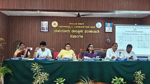 ಯಳಂದೂರು ತಾಲೂಕು ಪಂಚಾಯತ್ ಸಭಾಂಗಣದಲ್ಲಿಂದು ಮಾಸಿಕ ಕೆಡಿಪಿ ಪ್ರಗತಿ ಪರಿಶೀಲನಾ ಸಭೆಯ ಅಧ್ಯಕ್ಷತೆ ವಹಿಸಿ ಅವರು ಮಾತನಾಡಿದರು. 