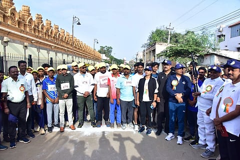 ಹಾಕಿ ಮಾಂತ್ರಿಕ ಮೇಜರ್ ಧ್ಯಾನ್‍ಚಂದ್ ಜನ್ಮದಿನದ ಅಂಗವಾಗಿ ನಗರದ ಶ್ರೀ ಚಾಮರಾಜೇಶ್ವರ ದೇವಸ್ಥಾನದ ಮುಂಭಾಗದಲ್ಲಿ ಜಿಲ್ಲಾಡಳಿತ, ಜಿಲ್ಲಾ ಪಂಚಾಯತ್, ಪೊಲೀಸ್ ಇಲಾಖೆ, ಶಿಕ್ಷಣ ಇಲಾಖೆ ಹಾಗೂ ಯುವ ಸಬಲೀಕರಣ ಮತ್ತು ಕ್ರೀಡಾ ಇಲಾಖೆ ಸಹಯೋಗದಲ್ಲಿ ಹಮ್ಮಿಕೊಳ್ಳಲಾಗಿದ್ದ ರಾಷ್ಟ್ರೀಯ ಕ್ರೀಡಾ ದಿನಾಚರಣೆ ಕಾರ್ಯಕ್ರಮವನ್ನು ಉದ್ಘಾಟಿಸಿ ಅವರು ಮಾತನಾಡಿದರು.