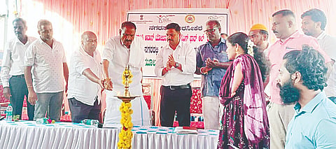 ಅರಸೀಕೆರೆ ಸುಬ್ರಮಣ್ಯನಗರ ಬಡಾವಣೆ ಬೆಟ್ಟದ ಸಮೀಪ ಪ್ರಧಾನ ಮಂತ್ರಿ ಆವಾಸ್ ಯೋಜನೆಯಡಿ ನಿರ್ಮಿಸಿರುವ ಮನೆಗಳ ಹಕ್ಕು ಪತ್ರ ವಿತರಣಾ ಕಾರ್ಯಕ್ರಮವನ್ನು ಕೆ.ಎಂ.ಶಿವಲಿಂಗೇಗೌಡ ಉದ್ಘಾಟಿಸಿದರು. ಕೃಷ್ಣಮೂರ್ತಿ, ಸಮೀವುಲ್ಲ, ವೆಂಕಟಮುನಿ,ಚಂದನ್, ಶ್ರೀನಿವಾಸ್, ಅಣ್ಣಾದೊರೈ ಇತರರಿದ್ದಾರೆ. 