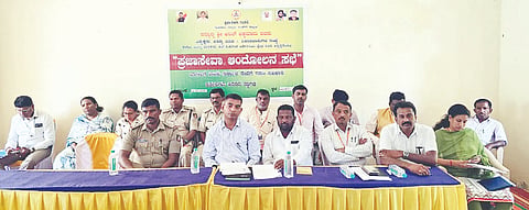 ಎಚ್.ಡಿ.ಕೋಟೆ ತಾಲೂಕಿನಲ್ಲಿ ತಹಸೀಲ್ದಾರ್ ಶ್ರೀನಿವಾಸ್ ಅಧ್ಯಕ್ಷತೆಯಲ್ಲಿ ಪ್ರಜಾಸೇವಾ ಆಂದೋಲನ ಆಯೋಜಿಸಲಾಗಿತ್ತು. ಅಕ್ರಮ ಸಕ್ರಮ ಸಮಿತಿ ಸದಸ್ಯ ಬಾಲಯ್ಯ, ತಾಲೂಕು ಆರೋಗ್ಯಾಧಿಕಾರಿ ಡಾ.ಟಿ.ರವಿಕುಮಾರ್, ಪಿಎಸ್‌ಐ ಚಂದ್ರಹಾಸ್ ನಾಯಕ್, ಆರ್‌ಎಫ್‌ಒಗಳಾದ ಹನುಮಂತರಾಜು, ರಾಮಾಂಜನೇಯ, ಅಂತರಸಂತೆ ಗ್ರಾಮದ ಸುನೀಲ್, ಮಹೇಶ್, ಅರಣ್, ಮಾರುತಿ, ಮಹೇಶ್, ಕುಮಾರ್ ವಿಶ್ವಕರ್ಮ, ಪ್ರಕಾಶ್ ಬುದ್ಧ, ರಾಜಣ್ಣ ಸೇರಿದಂತೆ ತಾಲೂಕು ಮಟ್ಟದ ಅಧಿಕಾರಿಗಳು ಇದ್ದರು.