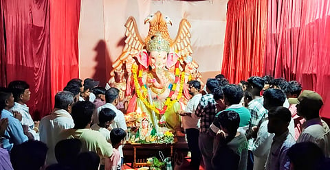 ತಿ.ನರಸೀಪುರದ ಹೌಸಿಂಗ್ ಬೋರ್ಡ್‌ನ ವಿದ್ಯಾನಗರದಲ್ಲಿ ವಿನಾಯಕ ಗೆಳೆಯರ ಬಳಗದ ವತಿಯಿಂದ ನೂತನವಾಗಿ ಬೃಹತ್ ಗಣಪತಿ ಮೂರ್ತಿಯನ್ನು ಪ್ರತಿಷ್ಠಾಪಿಸಿ, ಗಣೇಶೋತ್ಸವಕ್ಕೆ ಸಂಭ್ರಮದ ಚಾಲನೆ ನೀಡಲಾಯಿತು.