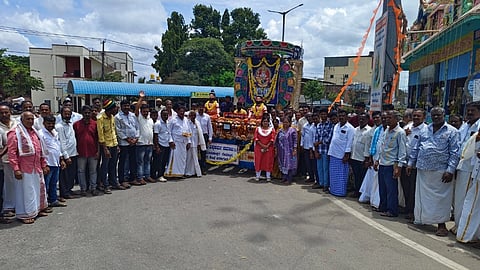 ಅರಕಲಗೂಡಿನಲ್ಲಿ ಗುರುವಾರ ವಿಶ್ವಕರ್ಮ ಜಯಂತಿ ಅಂಗವಾಗಿ ಆಯೋಜಿಸಿದ್ದ ಮೆರವಣಿಗೆಗೆ ತಹಸೀಲ್ದಾರ್ ಕೆ.ಸಿ. ಸೌಮ್ಯಾ ಚಾಲನೆ ನೀಡಿದರು. ಶ್ರೀ ಬಸವರಾಜೇಂದ್ರ ಸ್ವಾಮೀಜಿ, ಗೋವಿಂದರಾಜು ಇತರರು ಪಾಲ್ಗೊಂಡಿದ್ದರು.