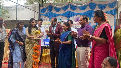 ಚಾಮರಾಜನಗರ ತಾಲೂಕು ಪಂಚಾಯಿತಿ ಸಭಾಂಗಣದಲ್ಲಿಂದು ಜಿಲ್ಲಾ ಹಾಗೂ ತಾಲೂಕು ಪಂಚಾಯಿತಿ ಸಹಯೋಗದಲ್ಲಿ ಆಯೋಜಿಸಲಾಗಿದ್ದ ಕಾರ್ಯಕ್ರಮದಲ್ಲಿ ಸಸಿ ನೆಡುವ ಮೂಲಕ ಸ್ವಚ್ಚತಾ ಹೀ ಸೇವಾ ಆಂದೋಲನಕ್ಕೆ ಚಾಲನೆ ನೀಡಿದರು.