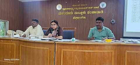 ಯಳಂದೂರು ತಾಲ್ಲೂಕು ಪಂಚಾಯತ್ ಸಭಾಂಗಣದಲ್ಲಿ ಇಂದು ನಡೆದ ವಿವಿಧ ಯೋಜನೆಗಳ ಪ್ರಗತಿ ಪರಿಶೀಲನಾ ಸಭೆ ಅಧ್ಯಕ್ಷತೆ ವಹಿಸಿ ಅವರು ಮಾತನಾಡಿದರು.