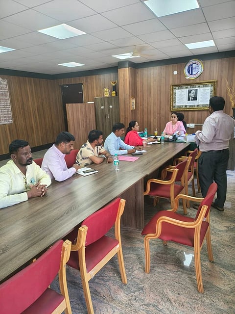 ಕೊಳ್ಳೇಗಾಲ ಉಪ ವಿಭಾಗಕ್ಕೆ ಭೇಟಿ ನೀಡಿದ ಅವರು ಕೊಳ್ಳೇಗಾಲ, ಹನೂರು ಹಾಗೂ ಯಳಂದೂರು ತಾಲೂಕುಗಳು ಒಳಪಡುವ ಕೊಳ್ಳೇಗಾಲ ಉಪ ವಿಭಾಗದ ವಿದ್ಯುತ್ ಪೂರೈಕೆ ಪರಿಸ್ಥಿತಿ ಹಾಗೂ ನಿರ್ವಹಣೆ, ಐಪಿ ಫೀಡರ್‍ಗಳಿಗೆ ವಿದ್ಯುತ್ ಪೂರೈಕೆ ಮತ್ತು ಗೃಹಜ್ಯೋತಿ ಯೋಜನೆ ಫಲಾನುಭವಿಗಳ ಮಾಹಿತಿ ಸಂಗ್ರಹಣೆ ಕುರಿತ ಪ್ರಗತಿ ಪರಿಶೀಲನೆ ನಡೆಸಿ, ಮಾಹಿತಿಗಳನ್ನು ಪಡೆದರು.