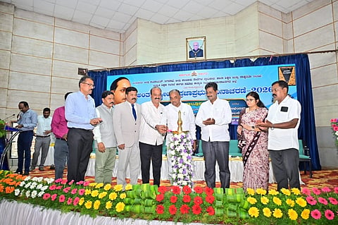 ನಗರದ ಜೆ.ಎಚ್. ಪಟೇಲ್ ಸಭಾಂಗಣದಲ್ಲಿಂದು ಜಿಲ್ಲಾಡಳಿತ, ಜಿಲ್ಲಾ ಪಂಚಾಯತ್, ನಗರಸಭೆ, ಜಿಲ್ಲಾ ಕಾನೂನು ಸೇವೆಗಳ ಪ್ರಾಧಿಕಾರ, ಶಾಲಾ ಶಿಕ್ಷಣ ಮತ್ತು ಸಾಕ್ಷರತಾ ಇಲಾಖೆ, ಉನ್ನತ ಶಿಕ್ಷಣ ಇಲಾಖೆ ಹಾಗೂ ಸಮಾಜ ಕಲ್ಯಾಣ ಇಲಾಖೆ ಸಹಯೋಗದಲ್ಲಿ ಆಯೋಜಿಸಲಾಗಿದ್ದ ‘ಅಂತರಾಷ್ಟ್ರೀಯ ಪ್ರಜಾಪ್ರಭುತ್ವ ದಿನಾಚರಣೆ’ ಕಾರ್ಯಕ್ರಮ ಉದ್ಘಾಟಿಸಿ, ಅಧ್ಯಕ್ಷತೆ ವಹಿಸಿ ಅವರು ಮಾತನಾಡಿದರು.
