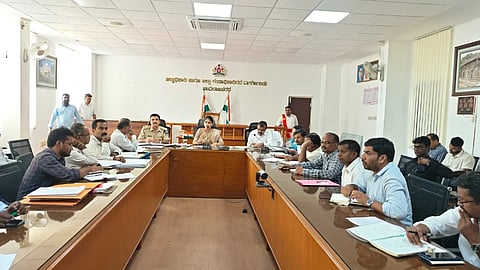 ನಗರದ ಜಿಲ್ಲಾಧಿಕಾರಿ ಕಚೇರಿ ಸಭಾಂಗಣದಲ್ಲಿಂದು ಬರ ನಿರ್ವಹಣೆ ಕುರಿತು ನಡೆದ ಜಿಲ್ಲಾ ವಿಪತ್ತು ನಿರ್ವಹಣಾ ಪ್ರಾಧಿಕಾರದ ಸಭೆಯ ಅಧ್ಯಕ್ಷತೆ ವಹಿಸಿ ಅವರು ಮಾತನಾಡಿದರು. 