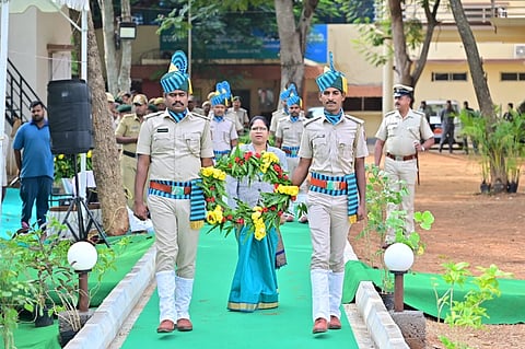 ನಗರದ ಉಪ ಅರಣ್ಯ ಸಂರಕ್ಷಣಾಧಿಕಾರಿಗಳ ಕಚೇರಿ ಆವರಣದಲ್ಲಿರುವ ಅರಣ್ಯ ಹುತಾತ್ಮರ ಸ್ಮಾರಕ ಸ್ಥಳದಲ್ಲಿ ನಡೆದ ಕಾರ್ಯಕ್ರಮದಲ್ಲಿ ಆಕರ್ಷಕ ಪಥಸಂಚಲನ, ಗಣ್ಯರಿಂದ ಸ್ಮಾರಕಕ್ಕೆ ಪುಷ್ಪನಮನ, ಗಾಳಿಯಲ್ಲಿ ಮೂರು ಸುತ್ತು ಗುಂಡು ಹಾರಿಸಿ ಗೌರವ ಸಲ್ಲಿಕೆ, ಮೌನಾಚರಣೆ, ಪೊಲೀಸ್ ಬ್ಯಾಂಡ್‍ನಿಂದ ಶತ ಶತಮಾನಗಳ ಚಿರನೂತನ ಗೀತೆ ‘ಅಬಾಯ್ಡ್ ವಿತ್ ಮಿ’ ನುಡಿಸುವ ಮೂಲಕ ಹುತಾತ್ಮರಿಗೆ ಗೌರವ ಸಲ್ಲಿಸಲಾಯಿತು. 