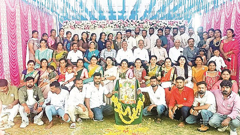  ಗಂಡಸಿ ಹ್ಯಾಂಡ್ ಪೋಸ್ಟ್ ಸರ್ಕಾರಿ ಪದವಿ ಪೂರ್ವ ಕಾಲೇಜು ಮೈದಾನದಲ್ಲಿ ಆಯೋಜಿಸಿದ್ದ ಕಾರ್ಯಕ್ರಮದಲ್ಲಿ ಗುರುಗಳೊಂದಿಗೆ ವಿದ್ಯಾರ್ಥಿಗಳು ಇದ್ದರು. ನಂಜುಂಡಪ್ಪ, ಲಕ್ಷ್ಮೀನರಸಿಂಹಯ್ಯ, ನಾಗರಾಜು, ಓಂಕಾರಮ್ಮ, ಹನುಮಂತಯ್ಯ ಇತರರಿದ್ದರು.