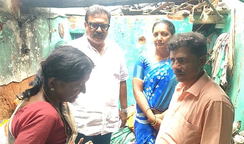 ಶ್ರೀರಂಗಪಟ್ಟಣ ತಾಲೂಕಿನ ಪಾಲಹಳ್ಳಿ ಗ್ರಾಮದಲ್ಲಿ ಬೆಂಕಿಬಿದ್ದು ಮನೆ ಕಳೆದುಕೊಂಡ ಮಹದೇವಮ್ಮ ಅವರ ನಿವಾಸಕ್ಕೆ ಭಾನುವಾರ ಮಾಜಿ ಶಾಸಕ ರವೀಂದ್ರ ಶ್ರೀಕಂಠಯ್ಯ ಭೇಟಿ ನೀಡಿ ವೈಯಕ್ತಿಕವಾಗಿ ಆರ್ಥಿಕ ನೆರವು ನೀಡಿ ಸಂತ್ರಸ್ತರಿಗೆ ಧೈರ್ಯ ತುಂಬಿದರು.