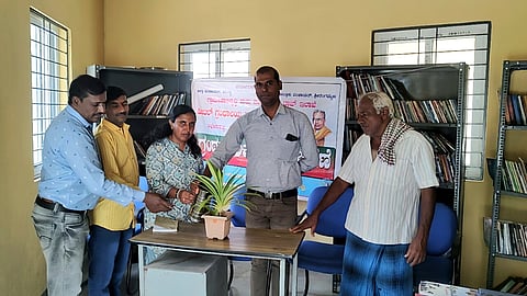 ಶ್ರೀರಂಗಪಟ್ಟಣ ತಾಲೂಕಿನ ಬಲ್ಲೇನಹಳ್ಳಿ ಡಿಜಿಟಲ್ ಗ್ರಂಥಾಲಯ ಹಾಗೂ ಅರಿವು ಕೇಂದ್ರದಲ್ಲಿ ಬುಧವಾರ ಆಯೋಜಿಸಿದ್ದ ಗ್ರಂಥಪಾಲಕರ ದಿನವನ್ನು ಗ್ರಾಮ ಪಂಚಾಯಿತಿ ಕಾರ್ಯದರ್ಶಿ ವೆಂಕಟರಾಮ ಉದ್ಘಾಟಿಸಿದರು. ಗ್ರಂಥಪಾಲಕ ಕೂಡಲಕುಪ್ಪೆ ಸೋಮಶೇಖರ್, ಲೆಕ್ಕ ಸಹಾಯಕಿ ದಿವ್ಯಾ, ಡಿಇಓ ಮಹೇಶ್, ಅರುಣ್, ಪುನೀತ್ ಇದ್ದರು.