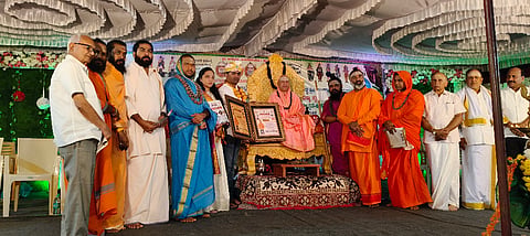 ಶ್ರೀ ಮಠದಿಂದ ನೀಡುವ ಗುರು ಸೇವಾ ಕೌಸ್ತುಭ ಪ್ರಶಸ್ತಿಯನ್ನು ಉದ್ಯಮಿ ಡಿ.ಜೆ.ಪ್ರವೀಣ್ ದಂಪತಿಗೆ ಪ್ರದಾನ ಮಾಡಲಾಯಿತು.