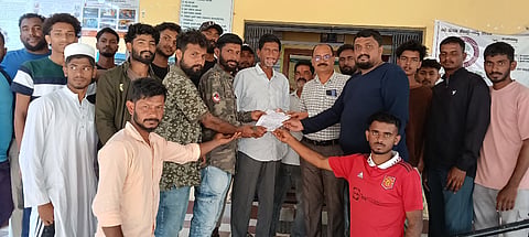 ಬೈಲುಕುಪ್ಪೆ ಗ್ರಾಮ ಠಾಣಾ ಜಾಗವನ್ನು ಕೆಲವರು ಒತ್ತುವರಿ ಮಾಡಿಕೊಂಡಿದ್ದು ಇದನ್ನು ತೆರವುಗೊಳಿಸಬೇಕೆಂದು ಗ್ರಾಮಸ್ಥರು ಪಂಚಾಯಿತಿ ಅಧ್ಯಕ್ಷರಿಗೆ ಮನವಿ ಸಲ್ಲಿಸಿದರು. ಕಿರಣ್, ರವಿ, ಶರತ್ ಇತರರು ಇದ್ದಾರೆ.