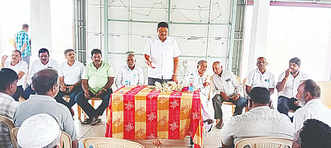 ಕೊಪ್ಪ ಗ್ರಾಮದಲ್ಲಿ ನಡೆದ ಜೆಡಿಎಸ್ ಪಕ್ಷದ ಕಾರ್ಯಕರ್ತರ ಸಭೆಯಲ್ಲಿ ಮಾಜಿ ಶಾಸಕ ಕೆ.ಮಹದೇವ್ ಮಾತನಾಡಿದರು. ಅಣ್ಣಯ್ಯ ಶೆಟ್ಟಿ, ಸಿ.ಎಸ್.ರೇಣುಕಸ್ವಾಮಿ, ಚಂದ್ರಶೇಖರ್, ಶಿವಣ್ಣ, ರವಿ ಇದ್ದರು.