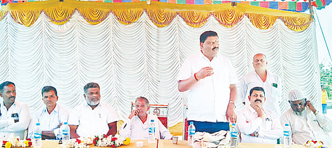 ಕಂಪಲಾಪುರದಲ್ಲಿ ಗುರುವಾರ ಜೆಡಿಎಸ್ ಕಾರ್ಯಕರ್ತರ ಸಭೆಯಲ್ಲಿ ಮಾಜಿ ಶಾಸಕ ಕೆ ಮಹದೇವ್ ಮಾತನಾಡಿದರು. ತಾಲೂಕು ಜೆಡಿಎಸ್ ಅಧ್ಯಕ್ಷ ಅಣ್ಣಯ್ಯ ಶೆಟ್ಟಿ, ವಕೀಲ ನಾಗರಾಜ್, ಮುಖಂಡ ಕಟ್ಟೆ ಜಯಣ್ಣ ಸೇರಿದಂತೆ ಹಲವರು ಹಾಜರಿದ್ದರು.  