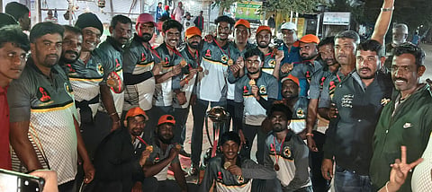 ಕಂಪಲಾಪುರದಲ್ಲಿ ಆಯೋಜಿಸಿದ್ದ ಕಂಪ್ಲಾಪುರ ಪ್ರೀಮಿಯರ್ ಲೀಗ್‌ನಲ್ಲಿ ಗೆಲುವು ಸಾಧಿಸಿದ ಭಗತ್ ಸಿಂಗ್ ವಾರಿಯರ್ಸ್ ತಂಡ ಟ್ರೋಫಿಯೊಂದಿಗೆ.