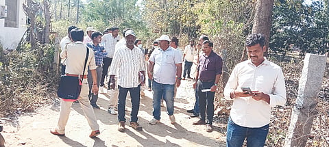 ಗಿರಗೂರು ಗ್ರಾಮದ ಗ್ರಾಮಠಾಣಾ ಜಾಗ ಸರ್ವೇ ಕಾರ್ಯ ನಡೆಸಿ ಕಲ್ಲು ನೆಟ್ಟು ಬಣ್ಣ ಹಚ್ಚಲಾಯಿತು. ಅಧಿಕಾರಿಗಳಾದ ಸುನಿಲ್, ಮಂಜುನಾಥ್. ನಾರಾಯಣಸ್ವಾಮಿ, ನವೀನ್‌ರಾವ್ ಇದ್ದರು.