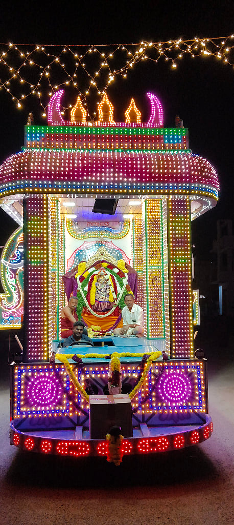 ಕಂಪಲಾಪುರದ ಶ್ರೀ ಚೌಡೇಶ್ವರಿ ದೇವಸ್ಥಾನದ 18 ನೇ ವಾರ್ಷಿಕೋತ್ಸವದ ಪ್ರಯುಕ್ತ ವಿದ್ಯುತ್ ದೀಪಾಲಂಕಾರದ ಭವ್ಯ ಮಂಟಪದಲ್ಲಿ ದೇವಿಯ ಉತ್ಸವ ಮೂರ್ತಿಯನ್ನು ಮೆರವಣಿಗೆ ಮಾಡಲಾಯಿತು.